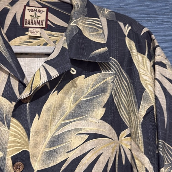 TOMMY BAHAMA FLORAL TROPICAL RESORT HAWAIIAN VACATION 100% SILK SHIRT MEDIUM - Picture 3 of 6